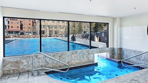 Schwimmbad mit Blick auf Gebäude und einen klaren Himmel.