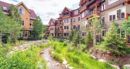 Downtown Breckenridge condo with hot tubs, pool & fireplace - walk to lifts