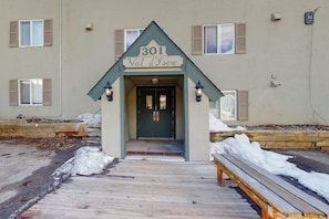Ein Gebäude mit einem Schild, auf dem '301 Val d'Isere' steht, und einem hölzernen Eingang.