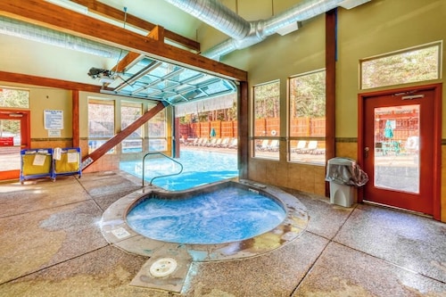 Spacious condo with pool, hot tub, fireplace, washer/dryer & furnished balcony