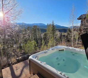 Outdoor spa tub - Luxury alpine home in heart of Breckenridge - fireplace, hot tub, pool table (Breckenridge)