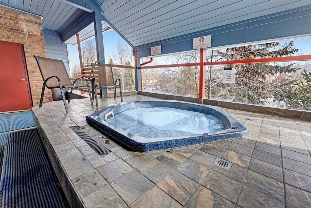 Indoor spa tub
