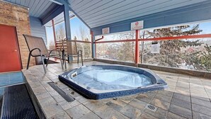 Ein Whirlpoolbereich mit Blick auf die umliegende Landschaft.