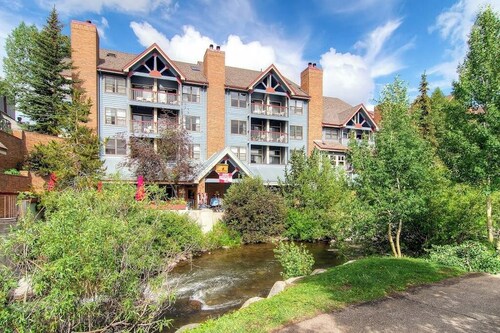 Lovely studio with full kitchen, private balcony, pool/hot tub, & fast WiFi