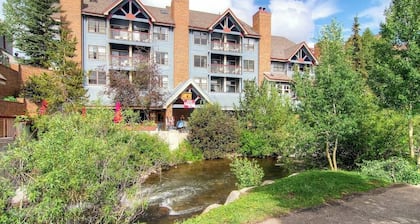 Lovely studio with full kitchen, private balcony, pool/hot tub, & fast WiFi