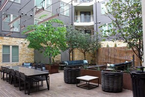 Outdoor dining - King Bed + Queen Bed - 25 Min to World Cup (Addison)