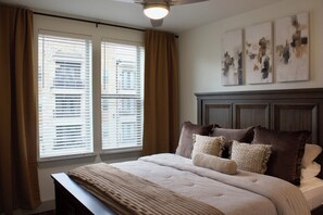 1 dormitorio, tabla de planchar con plancha, wifi y ropa de cama