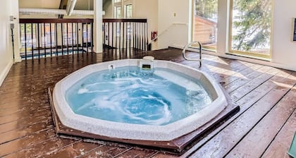 Ski straight to the lift—hot tub, pool & balcony for après-ski