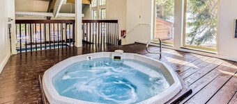 Ski straight to the lift—hot tub, pool & balcony for après-ski