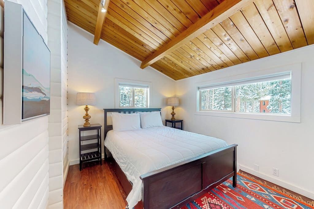 Desk, travel cot, free WiFi, bed sheets