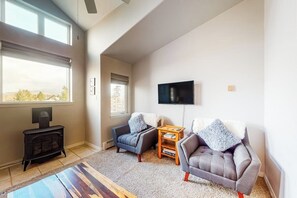 TV, fireplace - Sunny, Second-Story Condo with a Mountain View, Gas Fireplace, & Free WiFi (Frisco)