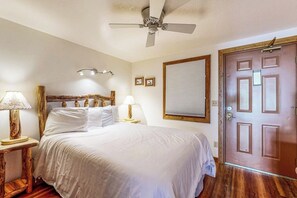 Iron/ironing board, travel crib, free WiFi, bed sheets