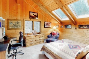 1 habitación, escritorio, tabla de planchar con plancha y ropa de cama 