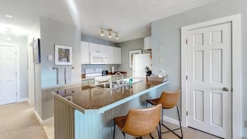 Coffee/tea maker, fridge, microwave, oven