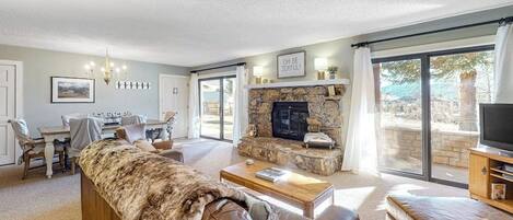TV, fireplace