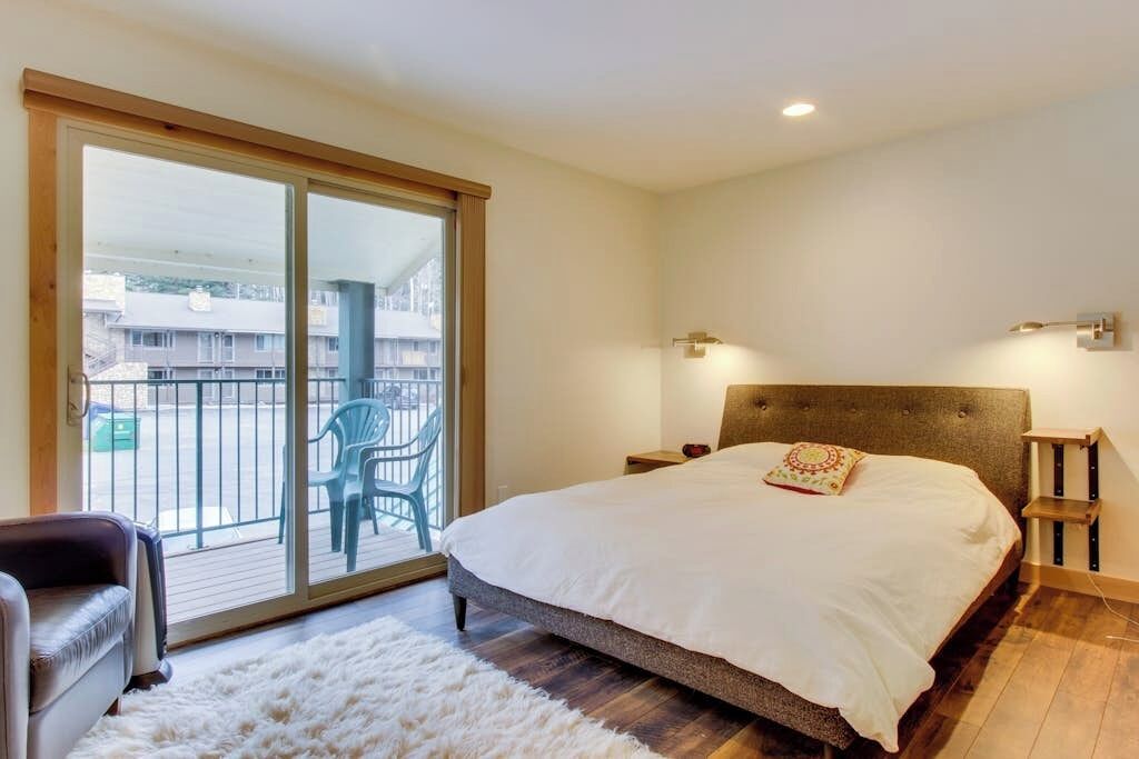 Travel crib, free WiFi, bed sheets
