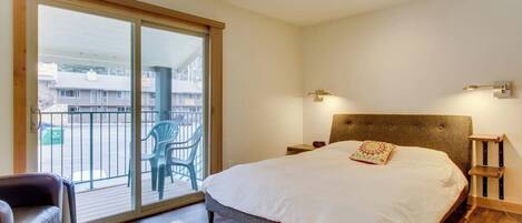 Travel crib, free WiFi, bed sheets