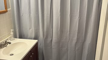 Sèche-cheveux, serviettes fournies, savon, papier toilette