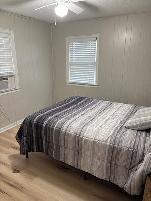 Iron/ironing board, WiFi, bed sheets - 2-bedroom house within walking distance to Northwest Missouri State University (Maryville)
