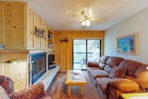 TV, DVD player - Third-floor mountain-view condo within walking distance of slopes (Durango)