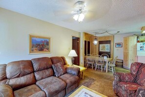 TV, DVD player - Third-floor mountain-view condo within walking distance of slopes (Durango)
