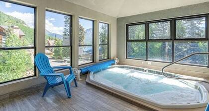 Third-floor mountain-view condo within walking distance of slopes
