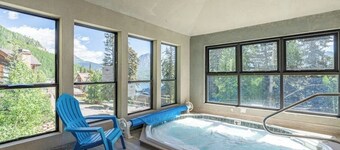 Third-floor mountain-view condo within walking distance of slopes