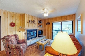 TV, DVD player - Third-floor mountain-view condo within walking distance of slopes (Durango)