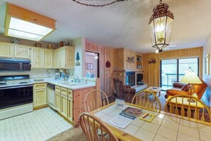 Fridge, microwave, oven, stovetop - Third-floor mountain-view condo within walking distance of slopes (Durango)