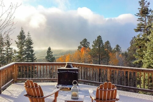 Unplugged dog-friendly getaway with tree-lined views