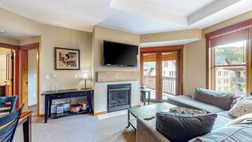 TV, fireplace