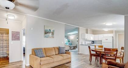 Single-level home with a washer/dryer, patio & grill