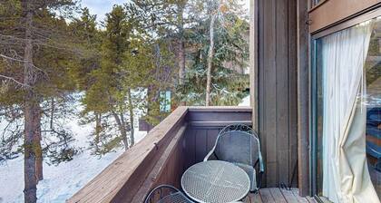 Serene ski-in/out condo with Shared Hot Tub - Access to Lifts