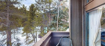 Serene ski-in/out condo with Shared Hot Tub - Access to Lifts
