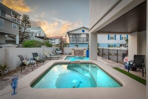 Una piscina al aire libre, una piscina climatizada