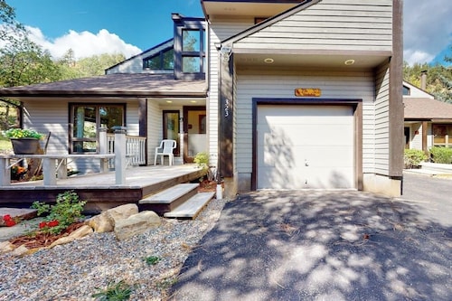 Dog-friendly townhome with mountain view, fireplace, patio, grill & W/D