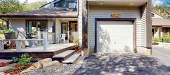 Dog-friendly townhome with mountain view, fireplace, patio, grill & W/D