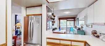 Comfortable condo with full kitchen, balcony, & washer/dryer