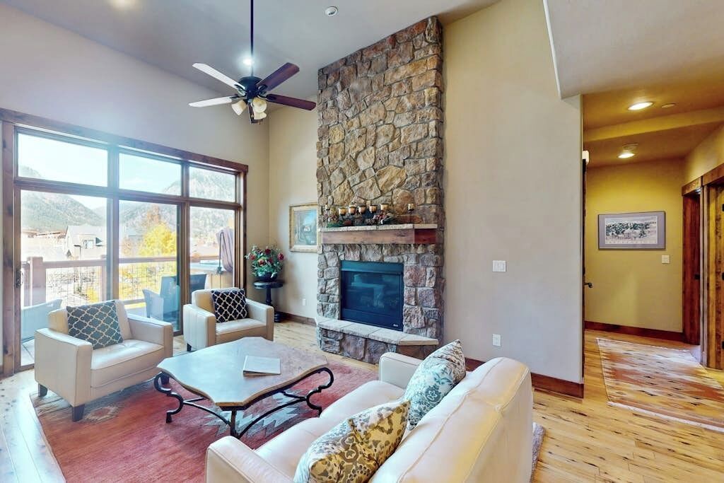 TV, fireplace