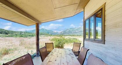 Quiet home with stunning mountain views, pool table, WiFi, W/D & great location