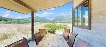 Quiet home with stunning mountain views, pool table, WiFi, W/D & great location