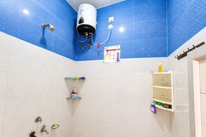 Regadera, toallas, jabón, papel de baño 