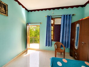 3 habitaciones, tabla de planchar con plancha, internet y ropa de cama 