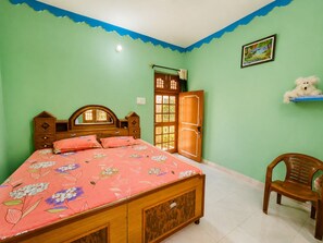 3 bedrooms, iron/ironing board, internet, bed sheets