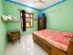 3 bedrooms, iron/ironing board, Internet, bed sheets