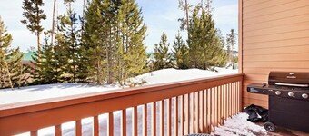 Mountain townhome with pools & hot tubs - near hiking & skiing