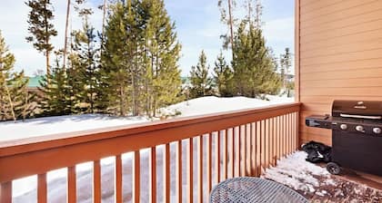 Mountain townhome with pools & hot tubs - near hiking & skiing