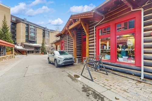 Charming condo with a private sunroom, kitchen, & hot tub - walk to lift
