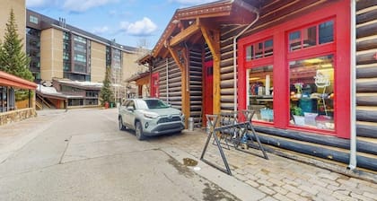 Charming condo with a private sunroom, kitchen, & hot tub - walk to lift