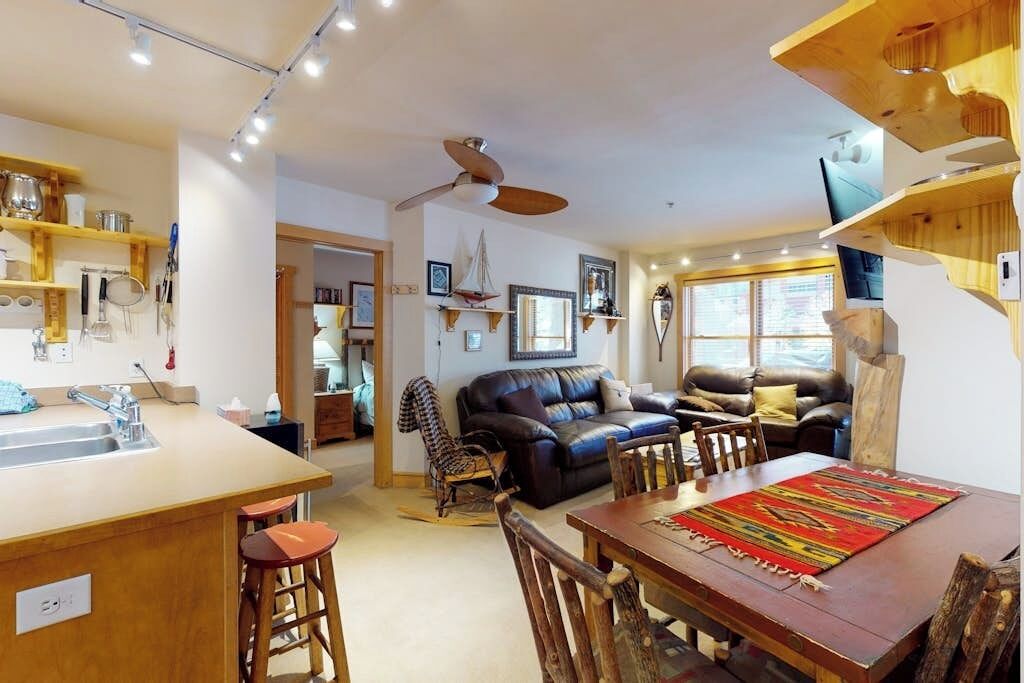 Un espacio habitable compacto con cocina, comedor y zona de estar.